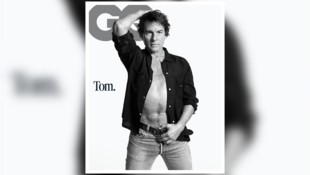 Tom Cruise: Mit offenem Hemd, hochgekrempelten Ärmeln und hautenger Jeans präsentiert sich der ...