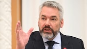 Als EBI-Vizepräsident klingt Karl Nehammer ganz anders als als Kanzler.