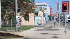 An dieser Stelle kreuzt die Badner Bahn die Wiener Triester Straße. Zusätzlich zur Ampel soll ...