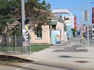 An dieser Stelle kreuzt die Badner Bahn die Wiener Triester Straße. Zusätzlich zur Ampel soll ...