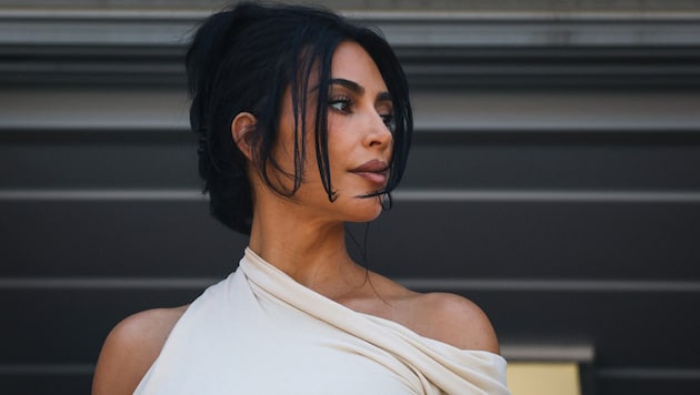 2016 wurde Kim Kardashian in Paris gefesselt und um Schmuck im Wert von rund zehn Millionen ...