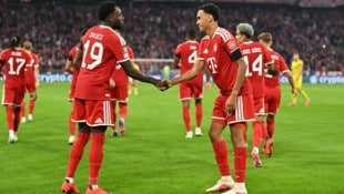 Alphonso Davies (li.) freut sich auf seine Flitterwochen.