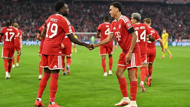 Alphonso Davies (li.) freut sich auf seine Flitterwochen.