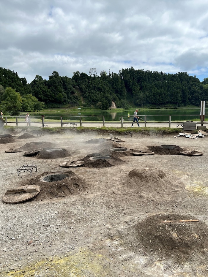 Im vulkanischen Erdboden wird „Cozido das Furnas“ zubereitet.