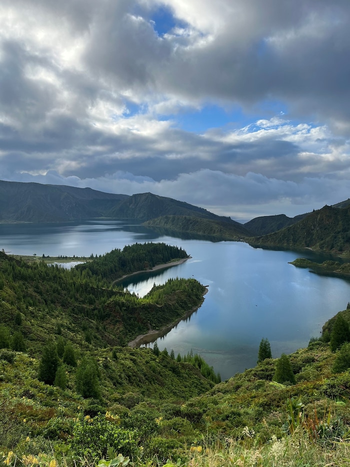 Der 30 Meter tiefe Kratersee Lagoa do Fogo ist Naturreservat.