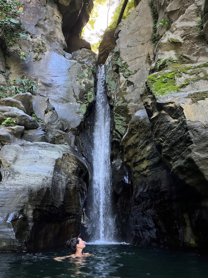 „Krone“-Redakteurin Elisa Torner beim Baden im Wasserfall Salto do Cabrito.