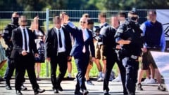 Auf einem Bild der Feier sieht man die vermummten Beamten.