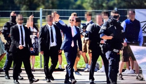 „Jeff Bezos“ war nur ein Double, die ihn begleitenden Linzer Polizisten hingegen echt.