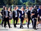 Drei echte Polizisten der Sondereinheit „Schnelle Interventionsgruppe“ bewachten das Double des ...