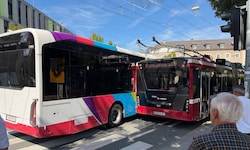 Die zwei verkeilten Busse