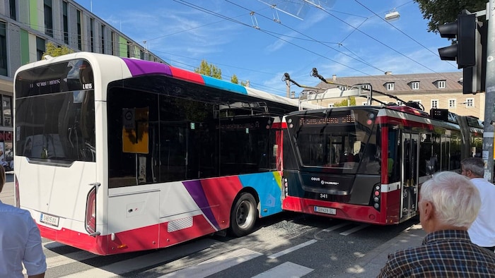 Warum der Bus am anderen vorbei wollte, bleibt ungeklärt.