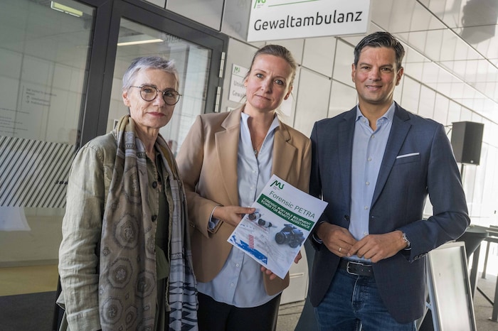Rektorin Andrea Kurz, Sarah Heinze und Soziallandesrat Hannes Amesbauer (v.l.) bei der ...