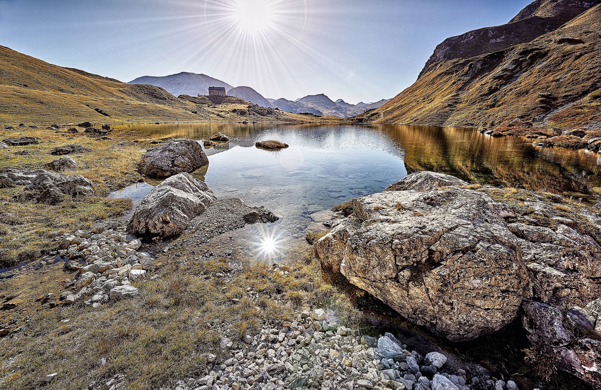 Der klare Zaunersee zwischen Almwiesen und kargen Felsflanken der Radstädter Tauern.