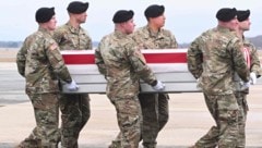 US-Soldaten tragen den Sarg eines toten Kameraden. (Archivbild) 