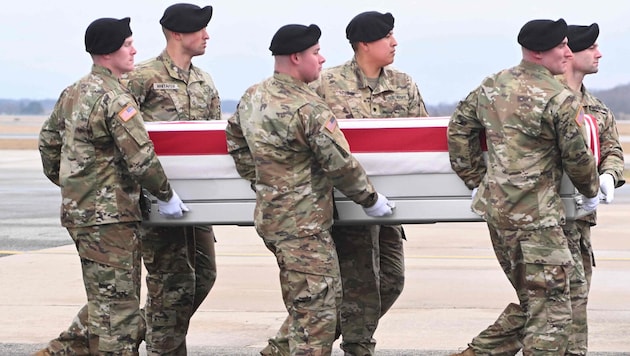 US-Soldaten tragen den Sarg eines toten Kameraden. (Archivbild)