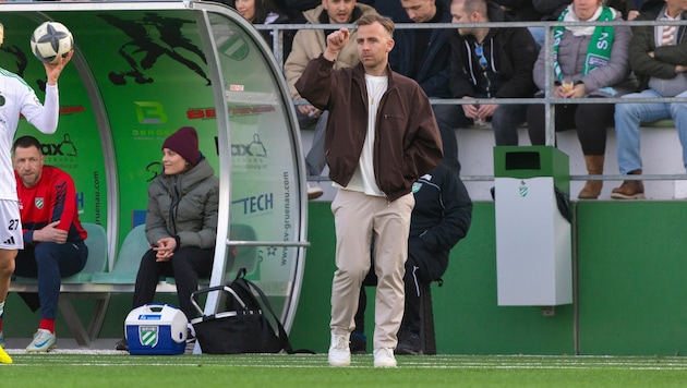 Trainer Huber-Rieder bleibt an der Grünauer Seitenlinie.