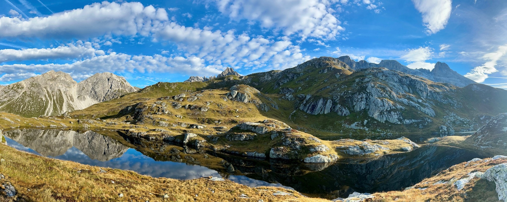 Feine Lichtreflexe tanzen im Morgenlicht über den Essersee.