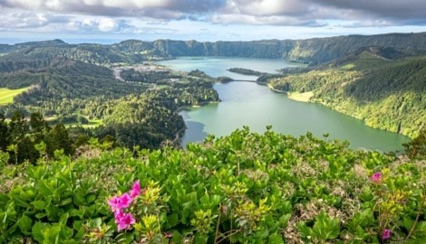 Im Naturschutzgebiet Bacia des Sete Cidades treffen grüner und blauer See aufeinander.