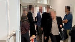 Der Angeklagte (Mitte), davor seine Verteidigerin, dahinter sein Vater.