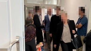 Der Angeklagte (Mitte), davor seine Verteidigerin, dahinter sein Vater.