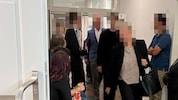 Der Angeklagte (Mitte), davor seine Verteidigerin, dahinter sein Vater.