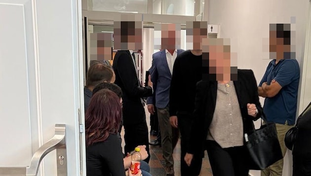 Der Angeklagte (Mitte), davor seine Verteidigerin, dahinter sein Vater.