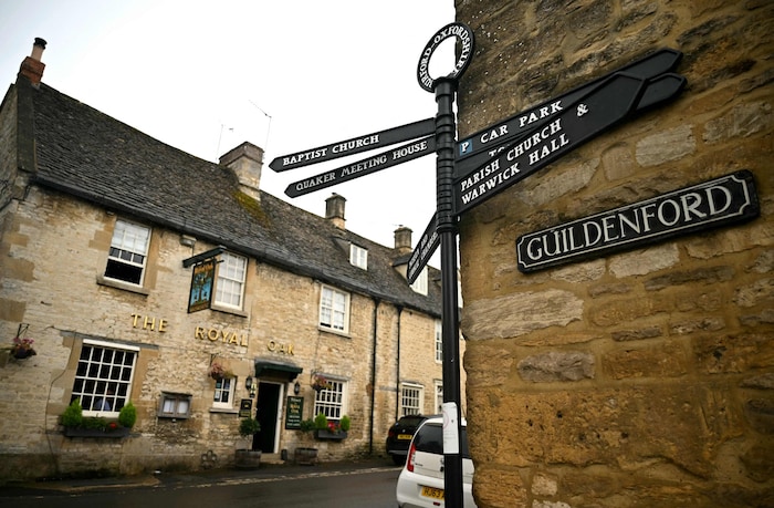 Die Cotswolds sind berühmt für ihr pittoresken Dörfer und die schöne Landschaft: Hier irgendwo ...