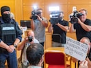 H. (li.) hatte beim Doppelmord-Prozess 2018 in Linz mit einer Texttafel seiner Wut Ausdruck ...