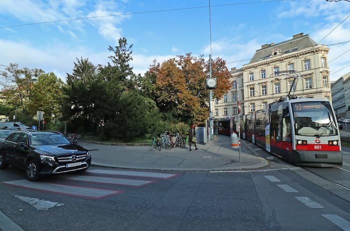 Der Platz soll verkehrsberuhigt werden.
