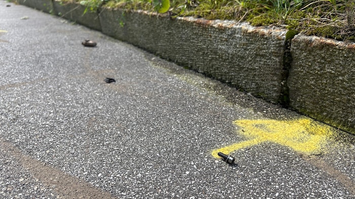 Teile des Fahrrads lagen am Tag danach noch neben der Fahrbahn.