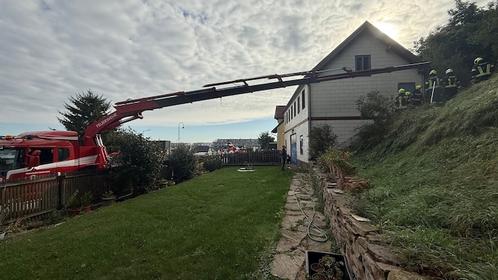 Das Pferd dürfte von einer oberhalb gelegenen Koppel auf die Terrasse gestürzt sein.