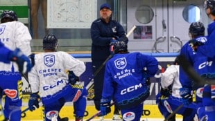 VSV-Trainer Pierre Allard konnte am Mittwoch wieder ein normales Eistraining abhalten.