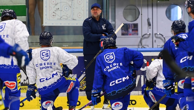 VSV-Trainer Pierre Allard konnte am Mittwoch wieder ein normales Eistraining abhalten.