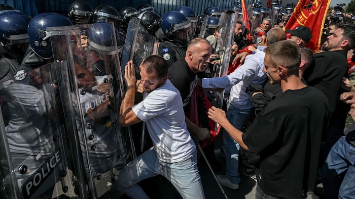 Rangeleien zwischen Bereitschaftseinheiten der kosovarischen Polizei und Thaci-Anhängern vor dem ...