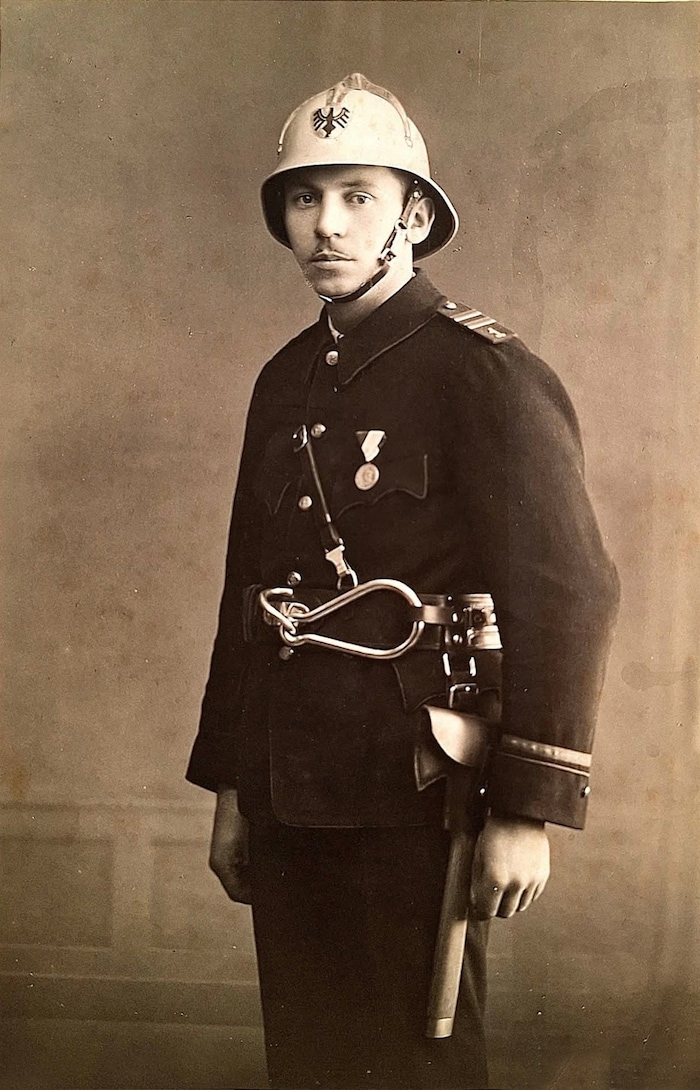 Feuerwehrausstatter Alois Kogler aus Brixlegg führt eine neue Uniform vor.