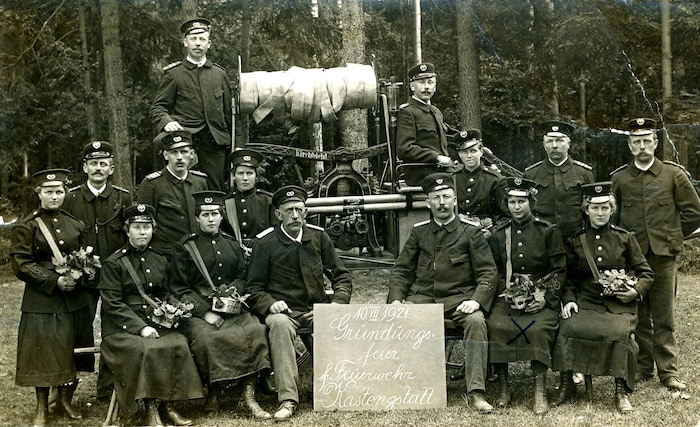 Die FF Kastengstatt mit Marketenderinnen 1921.