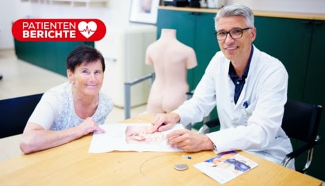 Patientin Silvia Stechauner und Chirurg Prim. Priv.-Doz. Dr. Stefan Riss erklären den ...