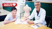 Patientin Silvia Stechauner und Chirurg Prim. Priv.-Doz. Dr. Stefan Riss erklären den ...