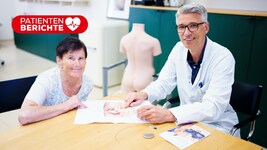Patientin Silvia Stechauner und Chirurg Prim. Priv.-Doz. Dr. Stefan Riss erklären den ...