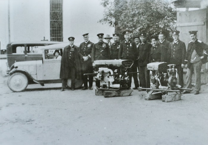 Die Feuerwehr in Niederndorf erhält 1930 Tragkraftspritzen. Stolz werden sie präsentiert.