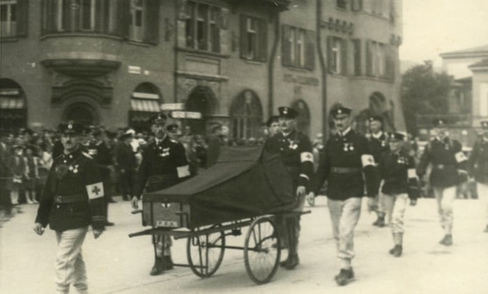 Jubiläumsfeier 1936 in Kufstein mit Umzug. Im Bild ein Sanitätstrupp.