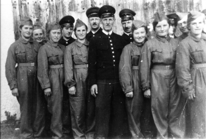 Die Feuerwehrfrauen der FF Scheffau um 1943. Die Männer waren im Krieg oder in Gefangenschaft.