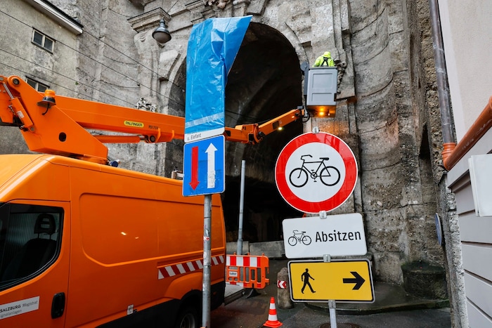 Wegen der Neutorsperre müssen alle Busse über den sehr engen Müllnerhügel.