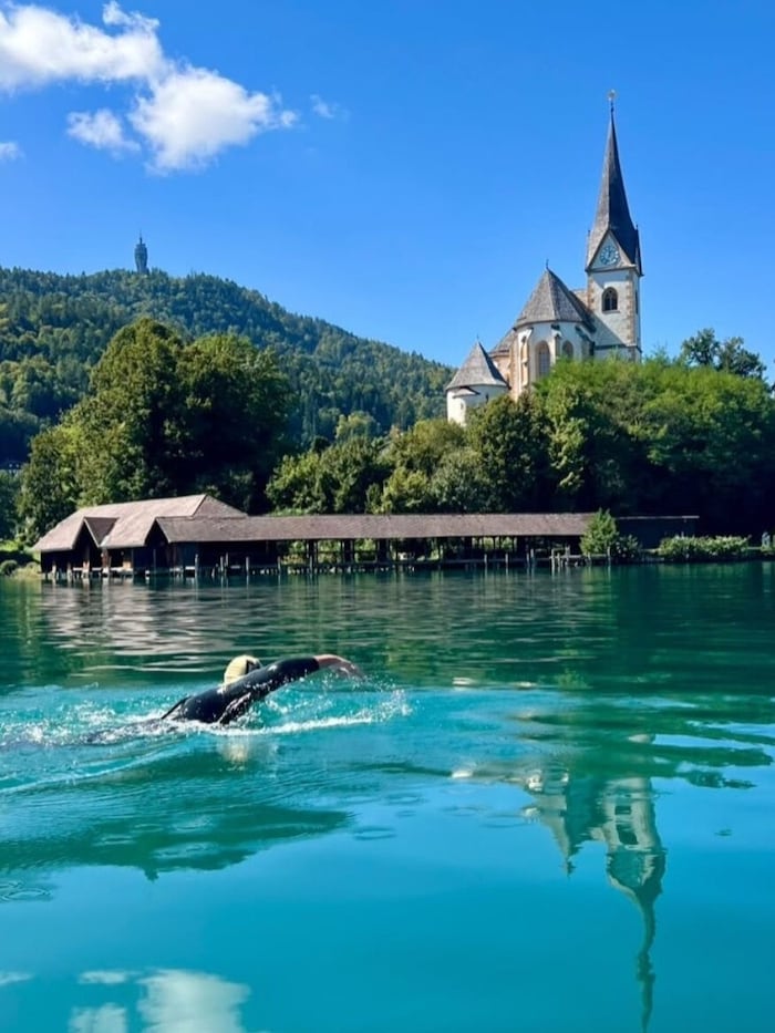 An der malerischen Kirche von Maria Wörth vorbei ging es für die Schwimmer nach Velden.