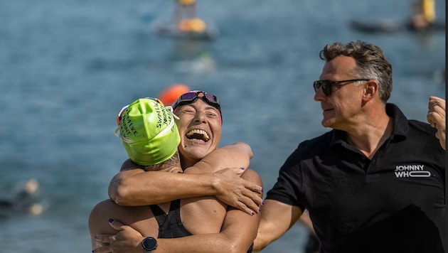 Marathonmann Georg Findenig freut sich mit den Schwimmern.