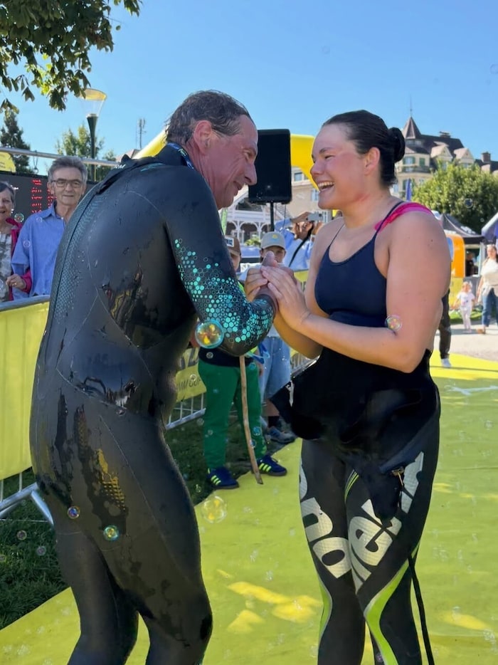 Auch einige ältere Schwimmer stellen sich der Herausforderung.