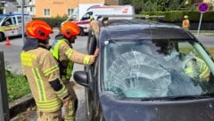 Mit dem Kopf prallte der E-Biker gegen die Windschutzscheibe des Pkw.