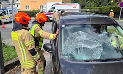 Mit dem Kopf prallte der E-Biker gegen die Windschutzscheibe des Pkw.