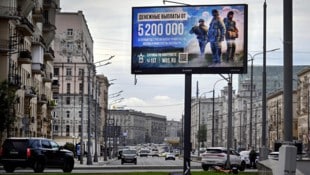Eine Werbetafel in der russischen Hauptstadt wirbt für den Armeedienst. Nachschub braucht Putins ...