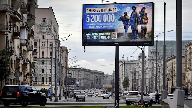Eine Werbetafel in der russischen Hauptstadt wirbt für den Armeedienst. Nachschub braucht Putins ...